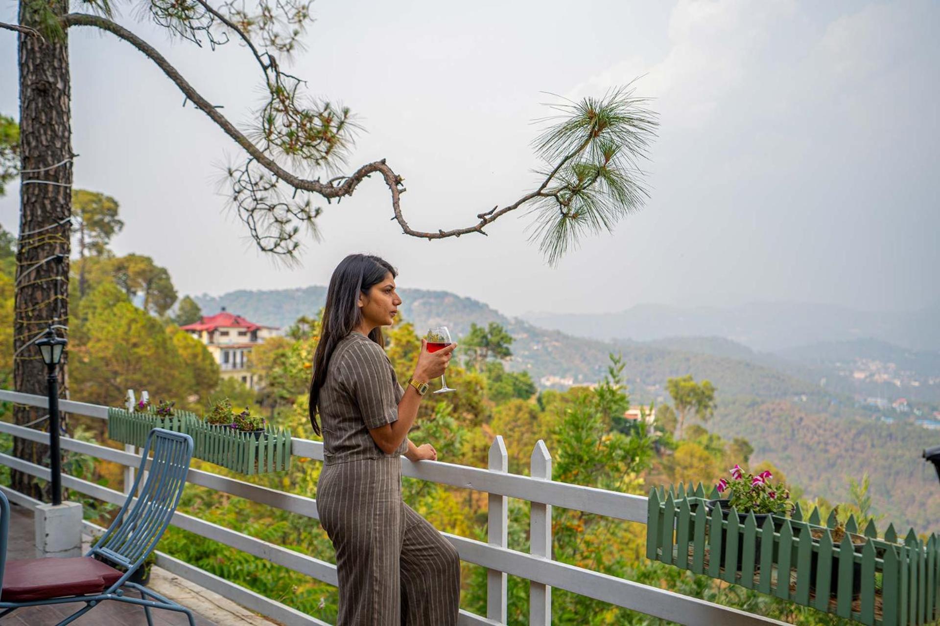 Stayvista At Bellevue With Outdoor Jacuzzi Kasauli Exterior photo